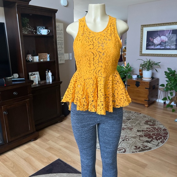 Haute Monde gold sleeveless crochet type blouse-size M - Picture 6 of 10